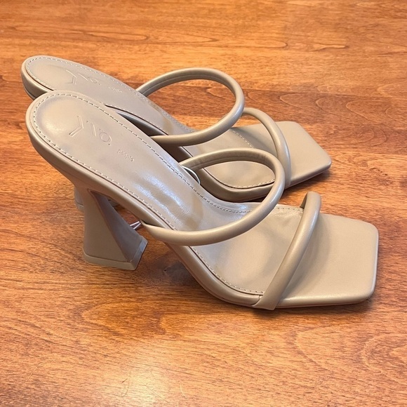 YVO People Strapless Heels Size 8 w/4.5” Heel Beige Color Lightweight Cute Comfy - Picture 5 of 6